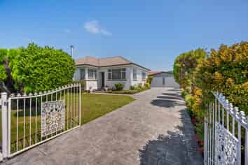 405 Willowpark Road South, Akina