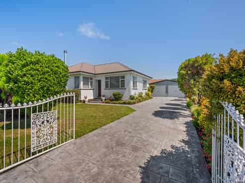 405 Willowpark Road South, Akina