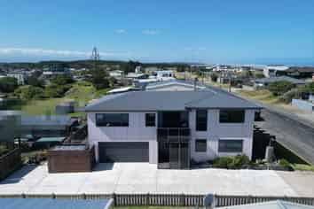 17 Marine Parade, Foxton Beach
