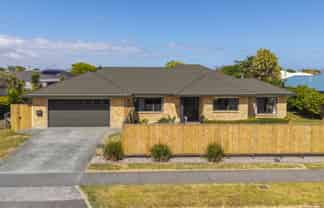 136 Guildford Drive, PARAPARAUMU BEACH