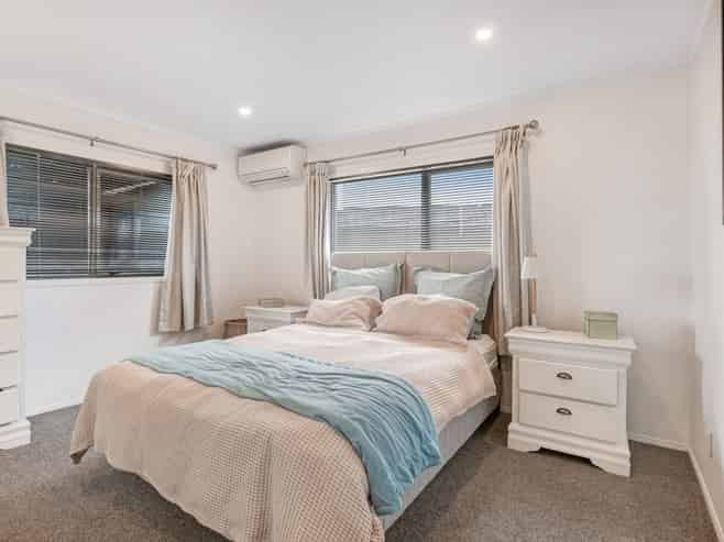 42 Albatross Road, Red Beach