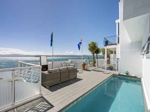 709 Marine Drive, Eastbourne