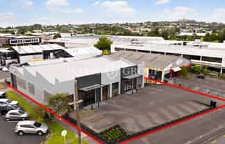 HIGH-PROFILE SHOWROOM WITH DUAL ACCESS