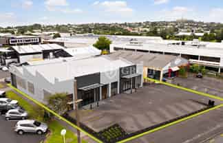 HIGH-PROFILE SHOWROOM WITH DUAL ACCESS