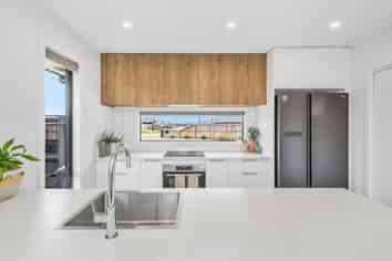 12 Lunn Crescent, LEESTON