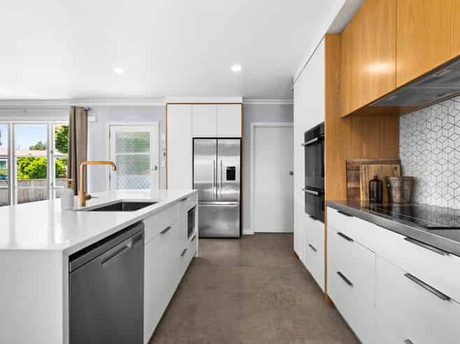 1100 Allenby Street, Akina