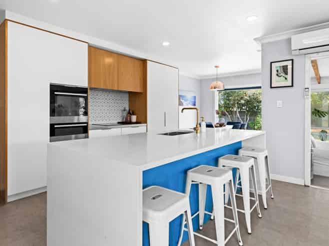 1100 Allenby Street, Akina