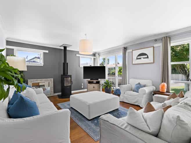 1100 Allenby Street, Akina