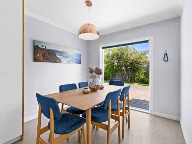 1100 Allenby Street, Akina