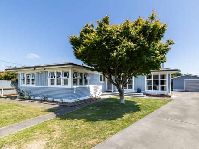 1100 Allenby Street, Akina