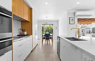 1100 Allenby Street, Akina