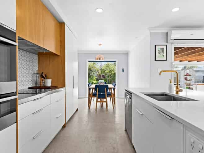 1100 Allenby Street, Akina