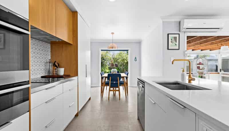 1100 Allenby Street, Akina