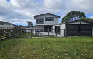 100 Moore Place, Whangamata