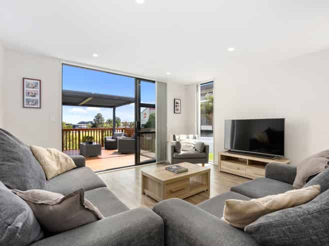 2 Seafarer Crescent, Stanmore Bay