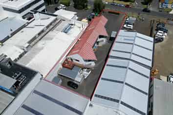 379M² BUILDING WITH SECURE YARD
