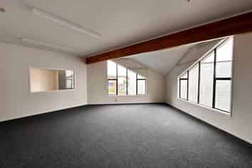 379M² BUILDING WITH SECURE YARD
