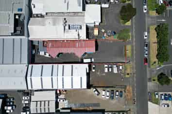 379M² BUILDING WITH SECURE YARD
