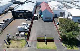 379M² BUILDING WITH SECURE YARD
