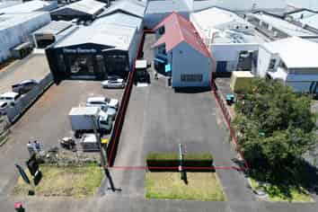 379M² BUILDING WITH SECURE YARD
