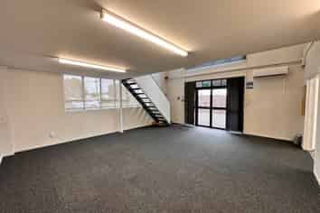 379M² BUILDING WITH SECURE YARD
