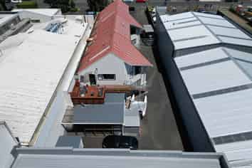 379M² BUILDING WITH SECURE YARD
