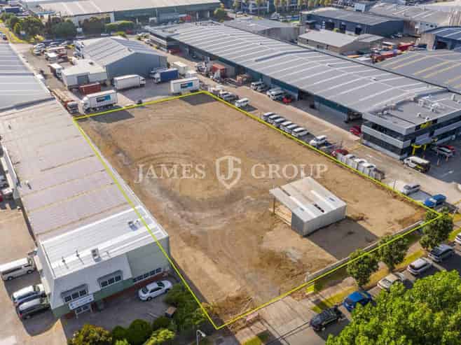 Secure Yard in Airport Oaks | Available Now