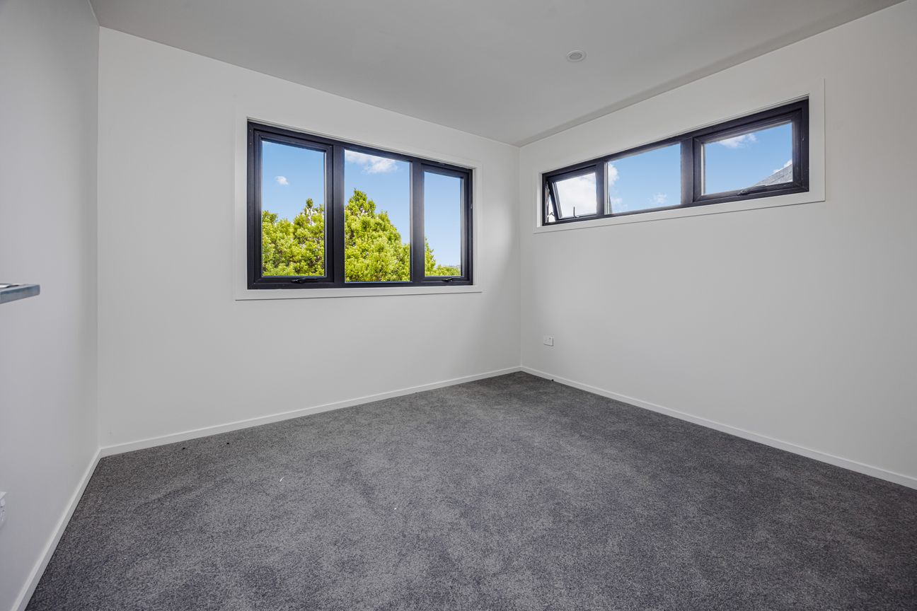 Downstairs Room + 2 Car Parks - Fler