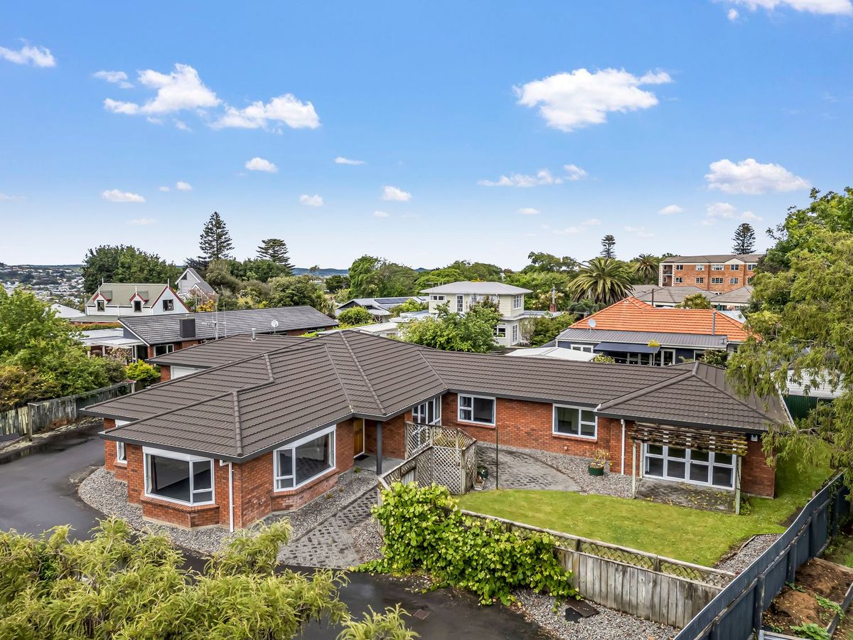 Brick & Tile Family Home in St Johns Hill, Saint Johns Hill