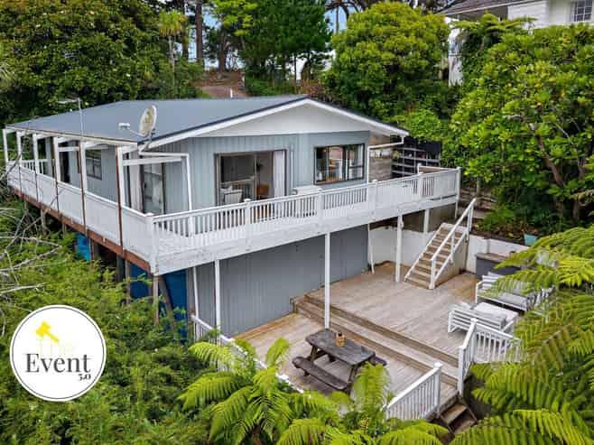 990 East Coast Road, Northcross