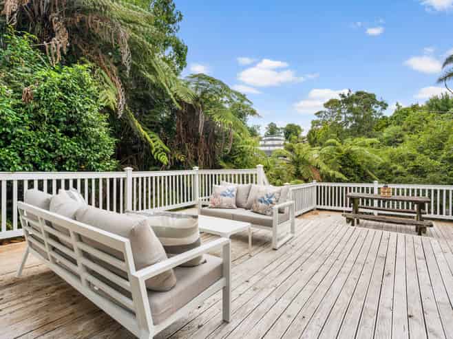 990 East Coast Road, Northcross