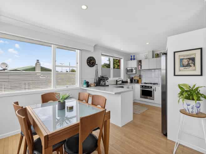 2 Fern Way, Brookfield