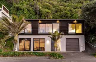725 Marine Drive, Days Bay, Eastbourne