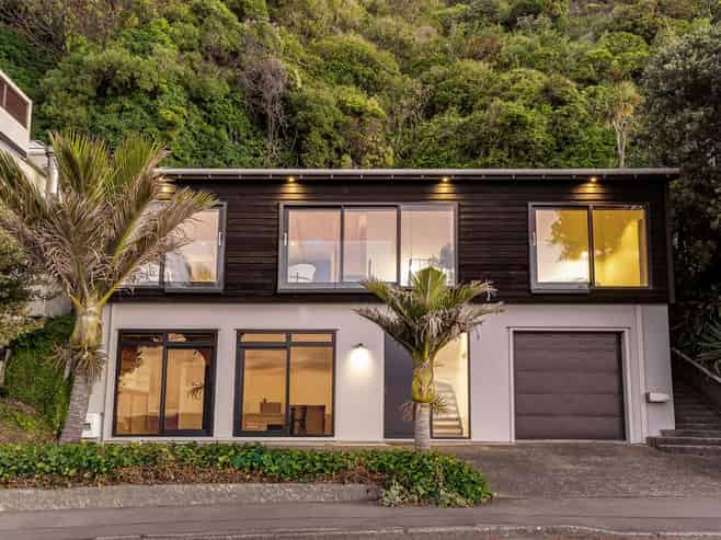 725 Marine Drive, Days Bay, Eastbourne