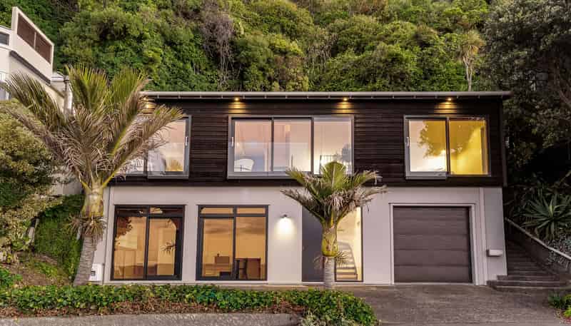 725 Marine Drive, Days Bay, Eastbourne