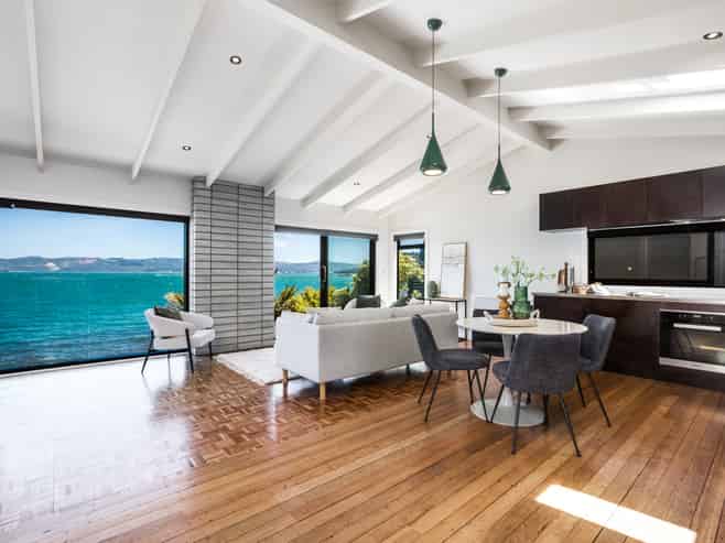 725 Marine Drive, Days Bay, Eastbourne