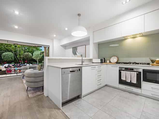 96 Naples Way, Albany