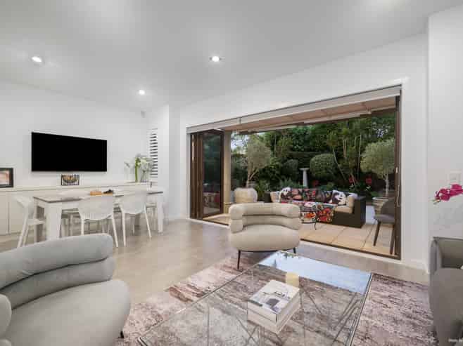 96 Naples Way, Albany