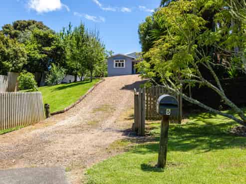 5 Waiata Road, Onetangi