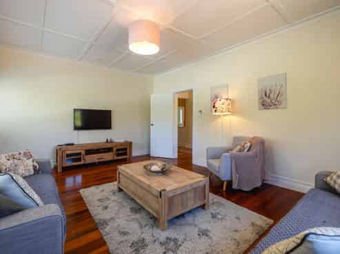 5 Waiata Road, Onetangi