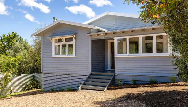 5 Waiata Road, Onetangi