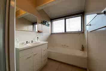 28A Beach Road, Pahurehure