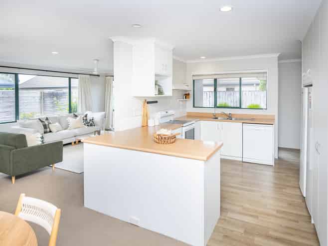 7 Grasmere Court, Huntington