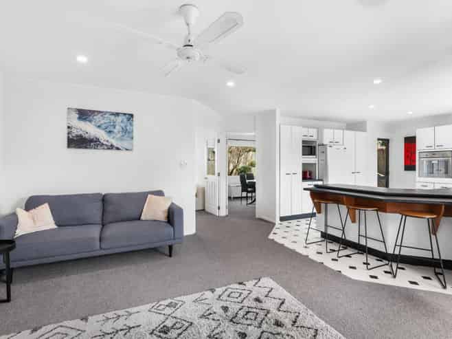 37 Whiting Grove, West Harbour