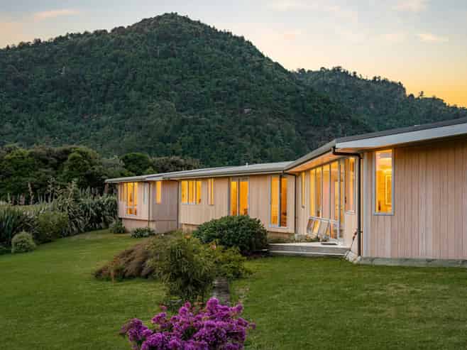 38 Upland Road, Huia