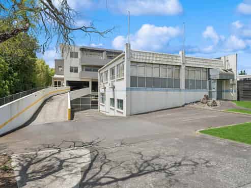 VACANT WORKSHOP/OFFICE – OCCUPY OR INVEST
