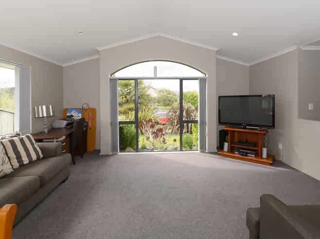 10 St James Drive, Huntington