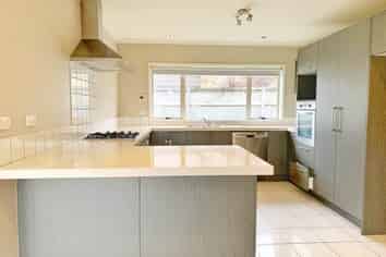 5 Ravine Lane , Albany