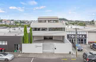 ICONIC CHARACTER TROPHY
