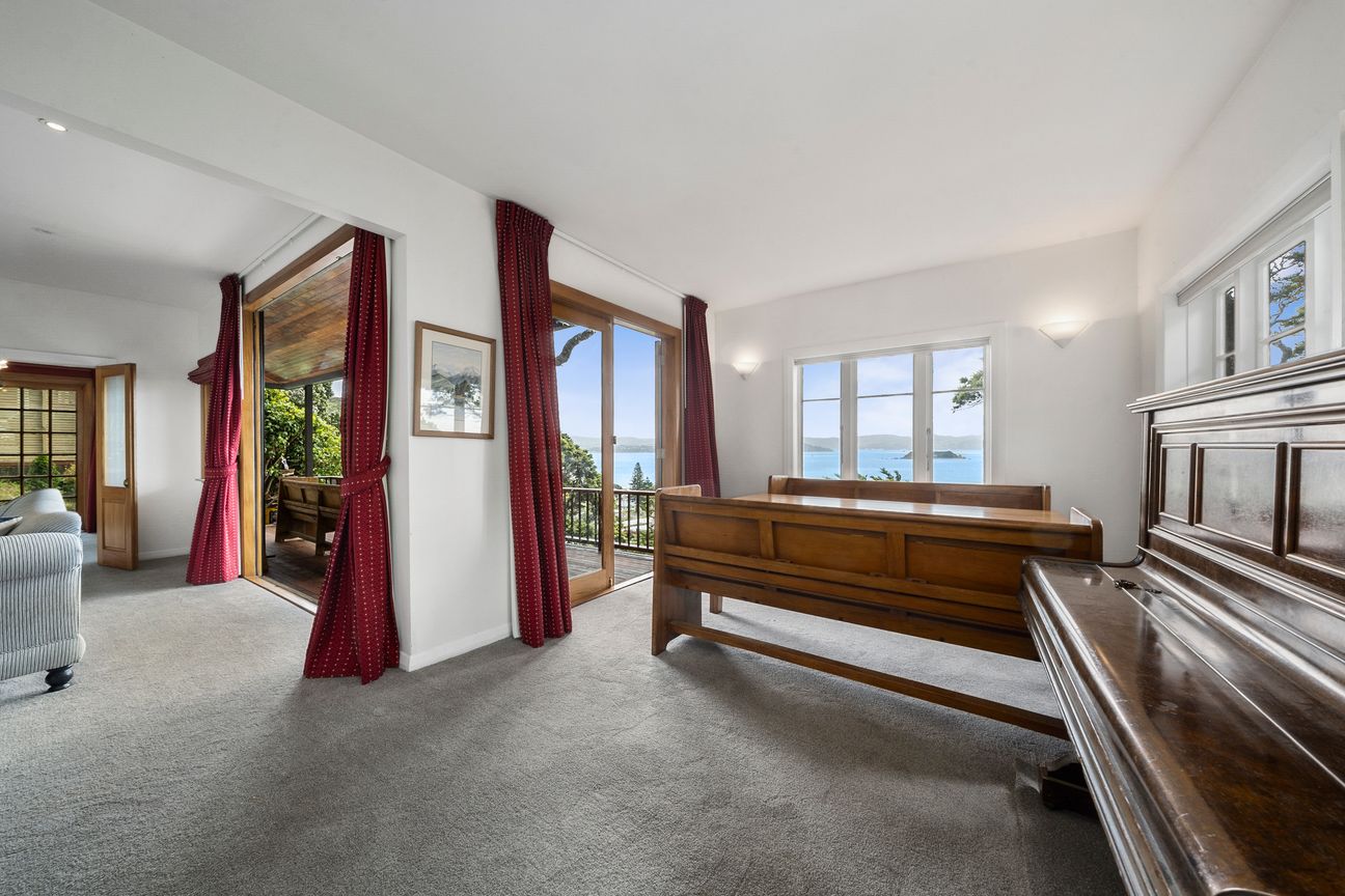 A Rare Elevated Sanctuary with Stunning Views - Mehr